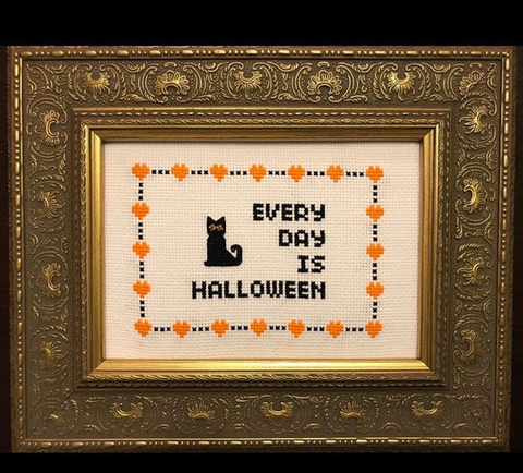 EVERY DAY IS HALLOWEEN: SPARKLY-EYED CAT w/ rhinestone eyes